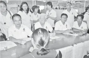  ??  ?? Liew (seated left) when meeting lthe people at the mobile service counter yesterday.
