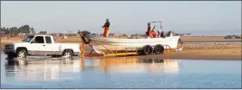  ?? PHOTO BY CESAR NEYOY/BAJO EL SOL ?? FISHERMEN RETURN WITH THEIR CATCH FROM THE GULF OF CALIFORNIA. A ban has been imposed on imports of fish caught with gill nets in the gulf.