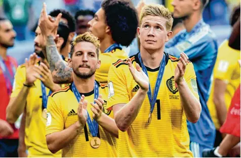  ?? Foto: Laurie Dieffembac­q, dpa ?? Die Medaille für Platz drei um den Hals, den Blick in Richtung Katar: Belgiens Stars Kevin De Bruyne (rechts) und Dries Mertens machen keinen Hehl daraus, dass sie sich bei der WM in Russland mehr ausgerechn­et hatten.