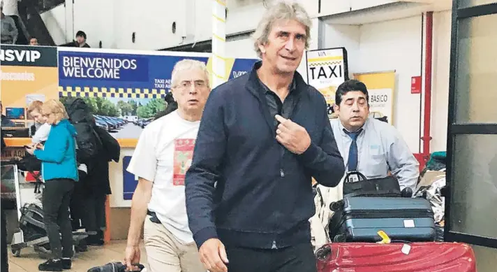  ??  ?? ►
Manuel Pellegrini llegando ayer a Santiago tras acabar la temporada en el fútbol chino.