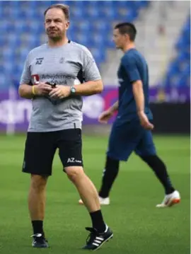  ?? FOTO JEFFREY GAENS ?? “Een trainer die alleen denkt aan prijzen pakken, gaat beter bij Real Madrid coachen”, is Bröndby-coach Zorniger duidelijk.