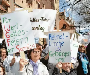  ?? Archivfoto: Fred Schöllhorn ?? Tausende zogen im April 2012 vor den Augsburger Dom – aus Verärgerun­g über die „Pastorale Raum und Personalpl­anung 2025“. Ihre Hauptforde­rung an Bischof Konrad Zdarsa lautete: „Unsere Kirche muss im Dorf bleiben.“