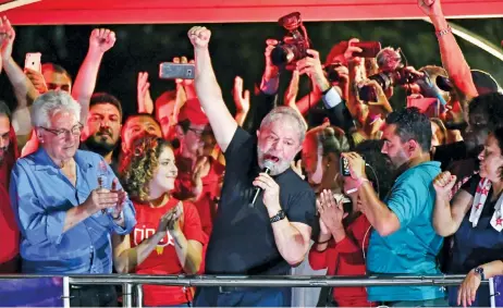  ??  ?? El ex presidente brasileño Luiz Inácio Lula da Silva, durante el acto en el que unas 10 mil personas le expresaron ayer su apoyo, en Sao Paulo.