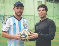  ??  ?? Sol del Este coach Victor Pinto with Lelo Sejean (right).