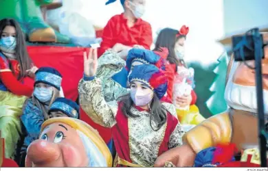  ?? JESÚS MARÍN ?? Niños en una de las carrozas de la cabalgata de Reyes Magos de San Fernando en 2022.