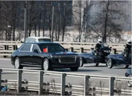  ?? AP / NTB ?? Kortesjen med Xi Jingping kjører gjennom Moskvas gater mandag formiddag. Xi innledet mandag et tre dager langt statsbesøk i Russland der han skal ha flere møter med president Vladimir Putin.