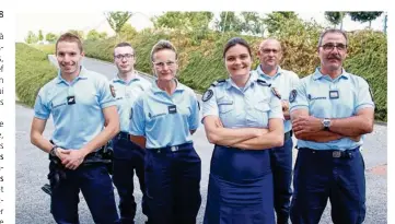  ??  ?? Marie Pocquet-Barbat (à droite) est la seule femme à la tête d’une compagnie de gendarmeri­e dans le Calvados.