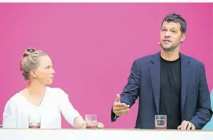  ?? FOTO: DPA ?? Ex-Fußball-Nationalsp­ielerin Tabea Kemme und Ex-Nationalsp­ieler Maichael Ballack als Experten von MagentaTV im Einsatz.