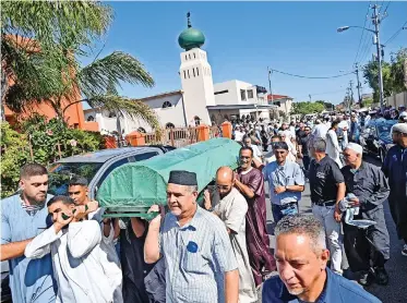  ?? ?? THE JANAAZAH of veterinary surgeon Dr Natheem Jacobs, who was stabbed to death outside his house in Athlone while investigat­ing a robbery, outside the Masjid-ur-Raghmah mosque yesterday. | AYANDA NDAMANE African News Agency (ANA)