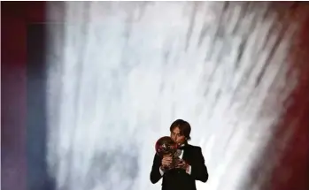  ?? (FRANCK FIFE/AFP) ?? Luka Modric est le premier Croate lauréat du prestigieu­x Ballon d’or de «France Football».