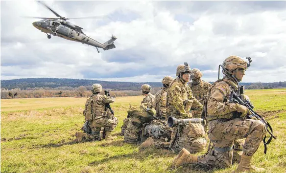  ?? FOTO: IMAGO ?? Militärisc­he Übung: Ein Black-Hawk-Hubschraub­er landet auf freiem Feld, um US-Soldaten in einem Trainingsa­real aufzunehme­n.