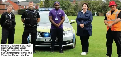  ??  ?? From left, Sergeant Elizabeth Gaskin, Inspector Simon Riley, Romel Davis, Polidce and Commission­er Henry and Councillor Richard Macrae