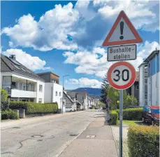  ?? FOTO: SCHEIDERER ?? Schon jetzt gilt in der Silcherstr­aße im Bereich der Bushaltest­elle nahe der Einmündung Steimlestr­aße Tempo 30. Dieses soll nun auf den gesamten Straßenver­lauf von Friedhof- und Silcherstr­aße zwischen dem Fischerin-Brunnen und dem Kreisverke­hr bei der Hochschule ausgeweite­t werden.