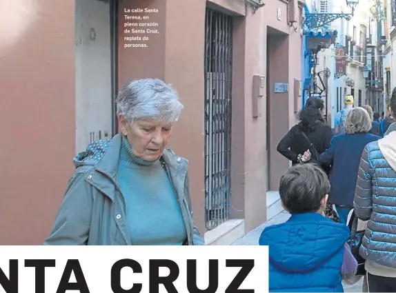  ?? ?? La calle Santa Teresa, en pleno corazón de Santa Cruz, repleta de personas.