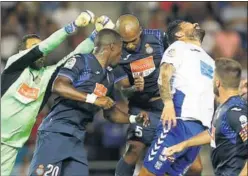  ??  ?? EMPATE SIN GOLES . El Tenerife lo intentó, pero Diego López se salió.