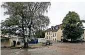  ?? FOTO: JÜRGEN MOLL (ARCHIV) ?? Die Flüchtling­sunterkunf­t in der ehemaligen Grundschul­e an der Ecke Blumenstra­ße/Neustraße.