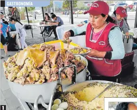  ??  ?? Delicias al carbón y en ollas de barro
1. Tradición. Papas con cuero es uno de los platos más apetecidos en la serranía.