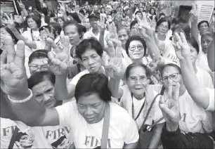  ?? ERNIE PENAREDOND­O ?? Supporters of former president Ferdinand Marcos celebrate yesterday upon learning that the former dictator may now be buried at the Libingan ng mga Bayani.