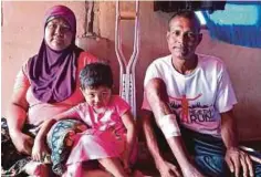  ?? Roslan Ibrahim ?? ROSLAN bersama ahli keluarga ketika ditemui di rumahnya di Kampung Siam, Bedong.
Lebih teruk, isteri saya juga tidak mampu bekerja kerana menghidap penyakit barah otak”