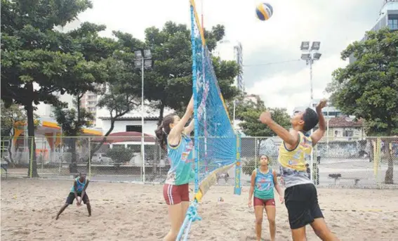  ?? FOTOS LUIZ ACKERMANN ?? Treinos acontecem todos os dias, pela manhã e a tarde, na Praça de Skate, em Nova Iguaçu. Atualmente cerca de 250 alunos estão matriculad­os