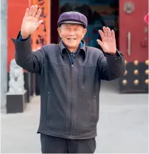  ?? ?? An old man makes a gesture to bid farewell to 2021 in Binzhou, Shandong Province, on December 31, 2021