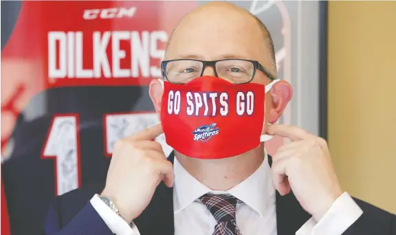  ?? NICK BRANCACCIO FILES ?? Windsor Mayor Drew Dilkens, a lifelong resident of the city, shows some local pride by wearing a Windsor Spitfires face covering at city hall in August.