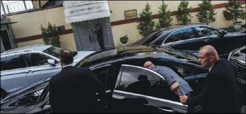  ??  ?? موظفون في قنصلية السعودية في اسطنبول يتفقدون احدى السيارات أمس