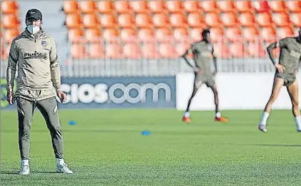  ?? FOTO: EFE ?? Diego Pablo Simeone, entrenador del Atlético de Madrid, durante uno de los últimos entrenamie­ntos del equipo