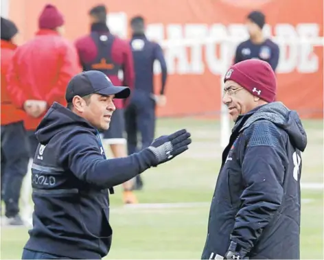  ??  ?? ► Héctor Tapia y Gualberto Jara, en un entrenamie­nto de Colo Colo.