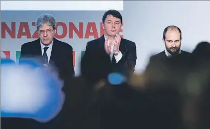  ?? GIUSEPPE LAMI / AP ?? Paolo Gentiloni, Matteo Renzi i el secretari general interí del PD, Matteo Orfin, diumenge