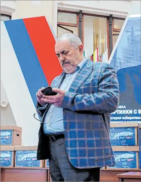  ?? EFE ?? Moscú. El candidato Boris Nadezhdin, junto a las cajas con las firmas.