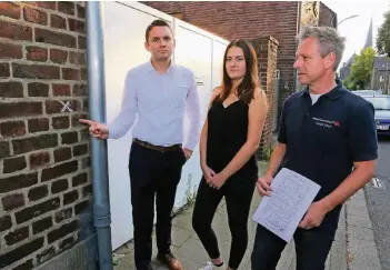  ?? FOTO: DIETER STANIEK ?? David Wollny und seine Schwester Kerstin zeigen das geheimnisv­olle Kreuz neben der Haustür. Sicherheit­sberater Markus Gilgen (r.) erklärt, was es damit auf sich hat.