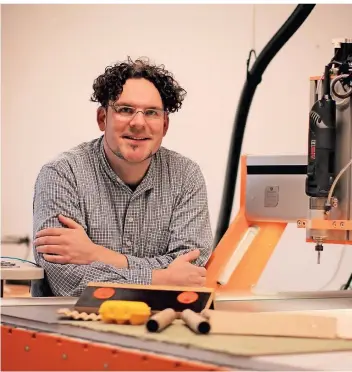  ?? FOTO: -FG ?? An der computerge­steuerten CNC-Fräsmaschi­ne kommen Kreativitä­t und Technik zusammen: Michael Vitz hasst ausgetrete­ne Pfade. Er sucht nachhaltig­e Lösungen für Probleme.