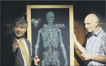  ?? Picture: Greg Mcvean ?? Holoxica founder Javid Khan, left, demonstrat­es the 3D display technology