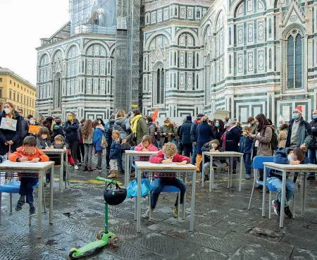  ??  ?? Banco, quaderni e matite: così sei giovani studenti con genitori e insegnanti hanno protestato ieri davanti al palazzo della Regione