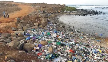  ?? FOTO: DPA ?? An einem Fluss, der bei Dakar im Senegal ins Meer führt, liegen Berge von angeschwem­mtem Müll, ein Großteil davon Plastik. Wenn es ins Meer gerät und sich zersetzt, gelangt es in den Nahrungskr­eislauf.