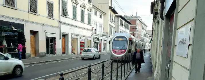  ??  ?? La «trincea» di via Corridoni, dove il tram corre lungo un lato della strada e il marciapied­e è delimitato dalle transenne