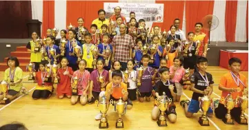  ??  ?? ALL SMILES ... Penyuki (centre), Anthony and Tan pose with the winners.