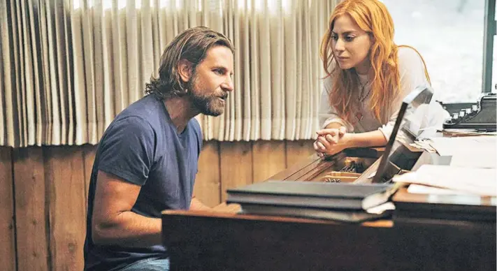  ??  ?? ►L● autora de Born this way comparte escenas con Bradley Cooper, que además debuta como director.