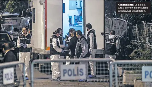  ?? AFP ?? Allanamien­to. La policía turca, ayer en el consulado saudita. Los autorizaro­n.