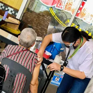  ?? Photo) (Contribute­d ?? JAB FOR THE ELDERLY. An elderly gets the Sinovac jab at the Resbakuna center establishe­d by the LGU of Cabanatuan City, in cooperatio­n with SM Supermalls.