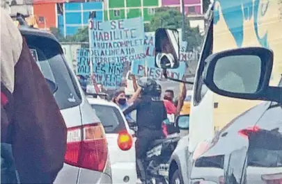  ?? TOMADO DE @CUPSFIRE_GYE ?? kMoradores de Pascuales protestaro­n cerrando parcialmen­te la vía Perimetral, en rechazo al recorte del recorrido de un bus.