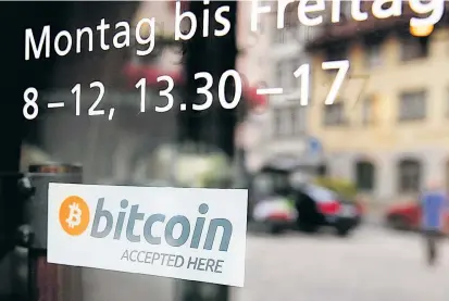  ??  ?? Wer in Österreich mit Bitcoins bezahlt oder mit ihnen handelt, bewegt sich in einer rechtliche­n Grauzone.