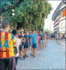  ??  ?? Colas de ayer en Mestalla.