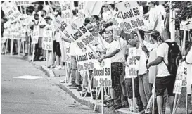  ?? ROBERT F. BUKATY/AP ?? Shipbuilde­rs picket Monday outside Bath Iron Works in Bath, Maine.