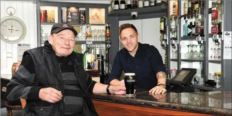  ??  ?? Darran O’Sullivan serving a customer at Rosspoint Bar & Restaurant, Rossbeigh, Glenbeigh.