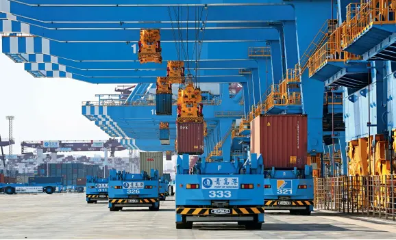  ??  ?? Le 28 novembre 2019, le terminal entièremen­t automatisé (Phase II) du port de Qingdao est mis en service, avec notamment les premières grues sur rails automatisé­es alimentées à l’hydrogène au monde.