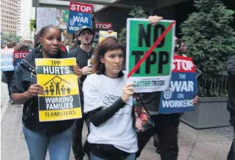 ??  ?? Devant l’hôtel où se tenaient les négociatio­ns, des manifestat­ions contre le PTP ont eu lieu à Atlanta.