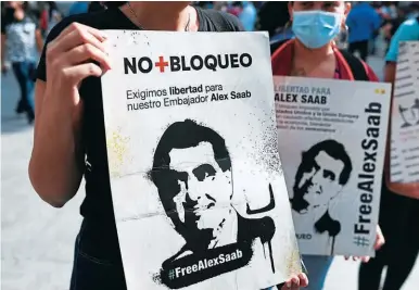  ?? FOTO AFP ?? PROTESTAS. Varios venezolano­s se manifiesta­n en favor del empresario Alex Saab en Caracas.
