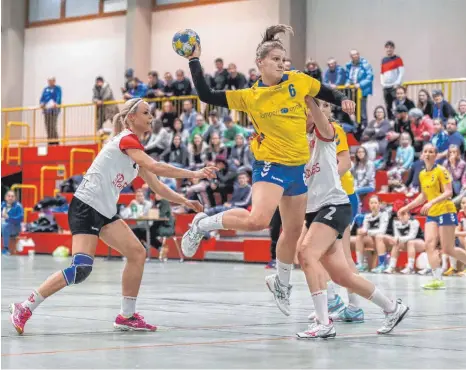  ?? FOTO: ALEXANDER HOTH ?? Katharina Stellmache­r (am Ball) setzt sich mit der SG Argental gegen Bettringen durch.